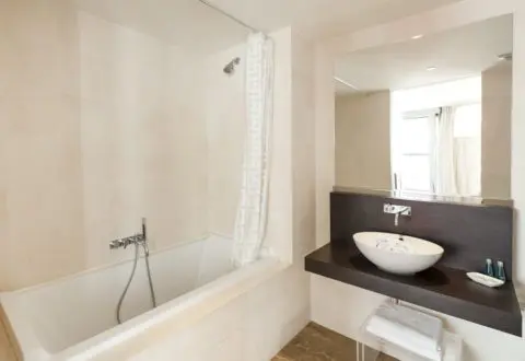 Location appartement 2 pièces à Paris, Rue Lord Byron