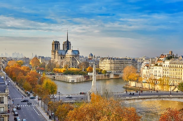 Pont-Neuf links the Ile de la Cite to the Right and Left Banks