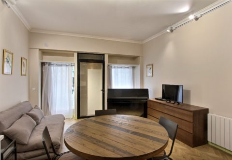 Studio rental in Paris, Rue Guy de la Brosse