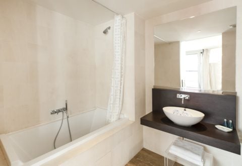 1 bedroom apartment rental in Paris, Rue Lord Byron