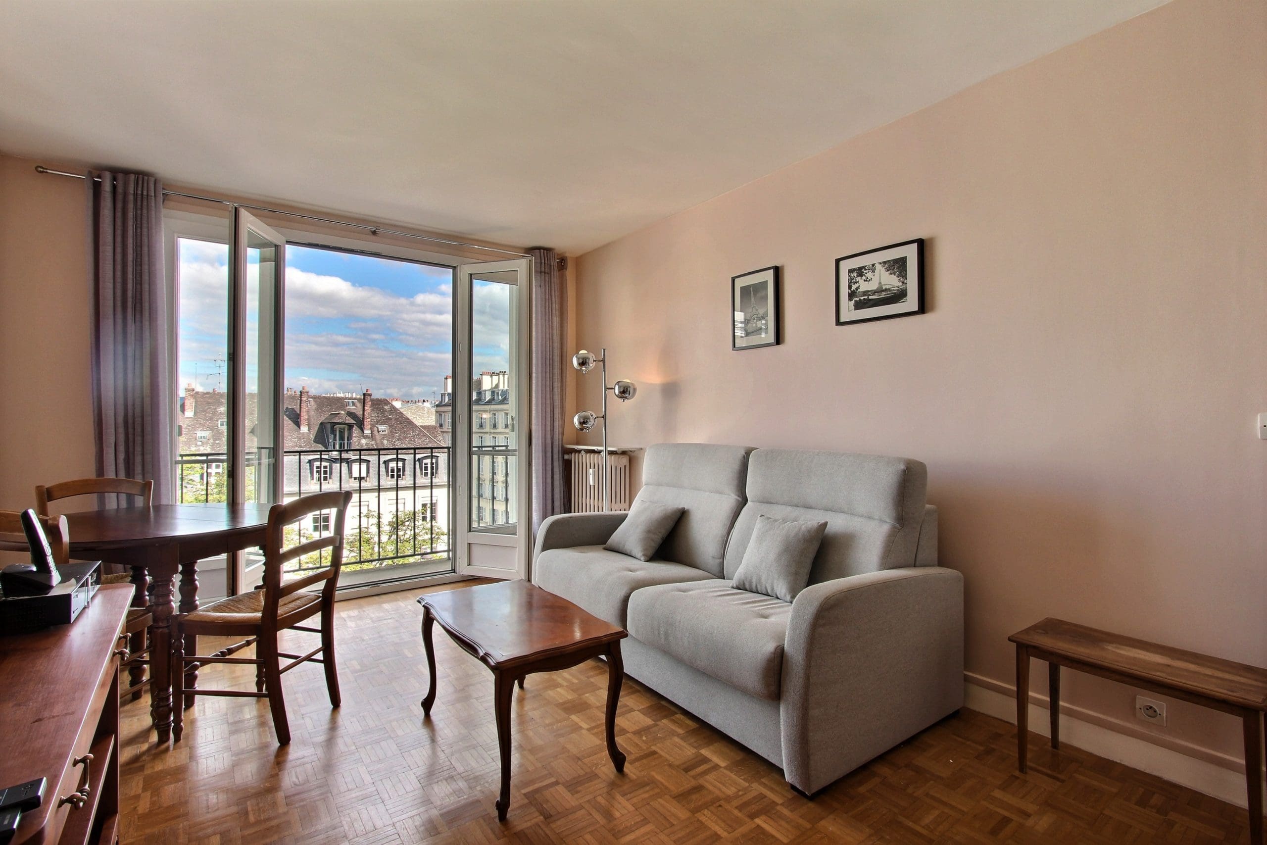 Rent a furnished 1 bedroom apartment in Paris 5th 50m2 Jardin des